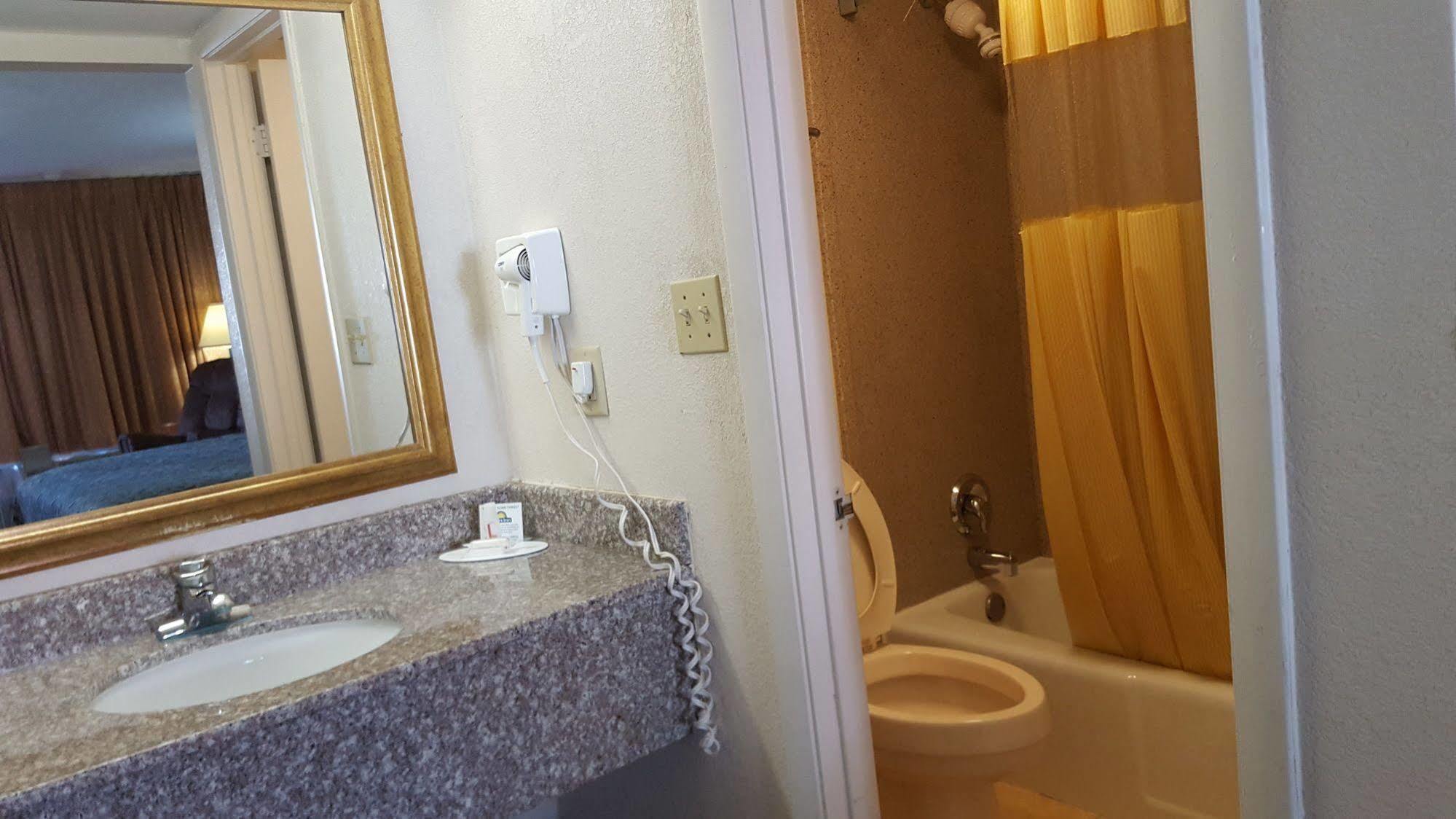 Days Inn By Wyndham Tallahassee-Government Center Zewnętrze zdjęcie
